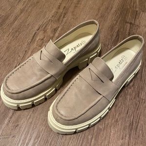 Zapato suede loafer.